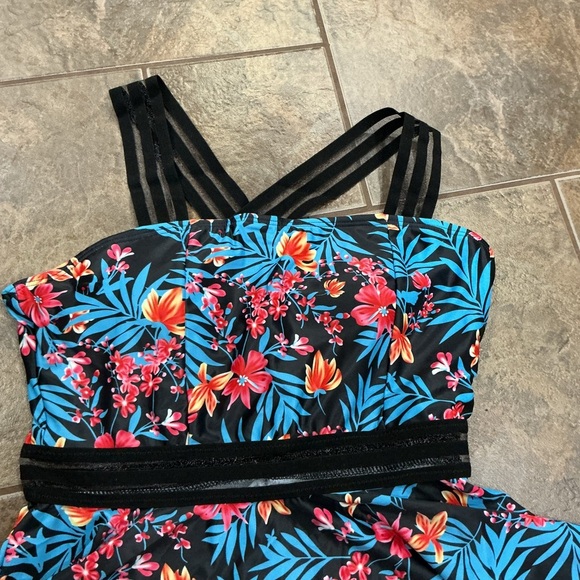 🔥3/$42 with FREE SHIPPING🔥 Floral Tankini Swimsuit with Black Bottoms - Picture 3 of 5